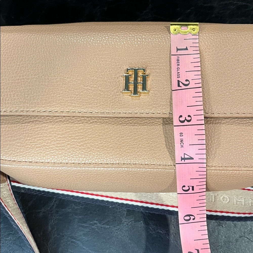 Tommy Hilfiger Kiara II Flap Camera Crossbody – Tan | New Without Tags - Picture 11 of 12
